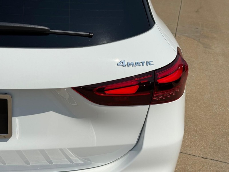 Mercedes-Benz GLA Vehicle Full-screen Gallery Image 5