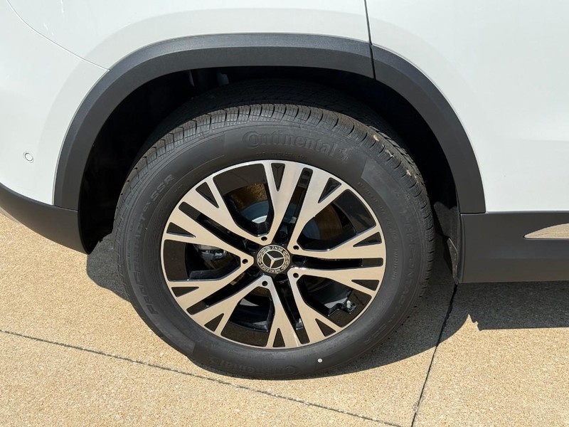 Mercedes-Benz GLA Vehicle Full-screen Gallery Image 6