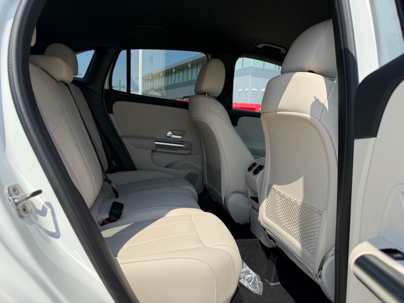 Mercedes-Benz GLA Vehicle Full-screen Gallery Image 7