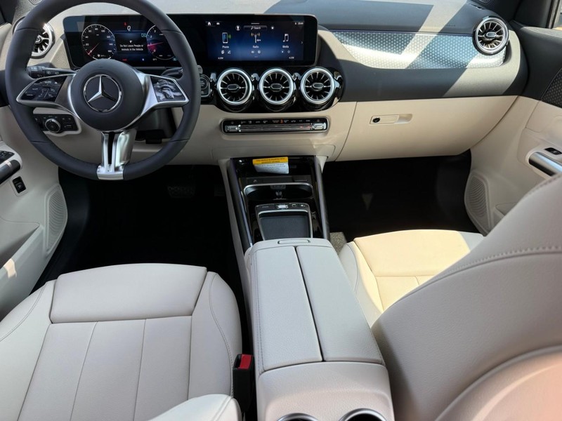 Mercedes-Benz GLA Vehicle Full-screen Gallery Image 8