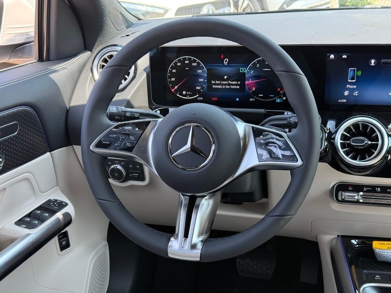 Mercedes-Benz GLA Vehicle Full-screen Gallery Image 9