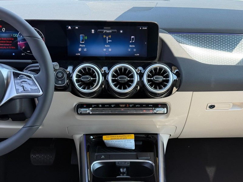 Mercedes-Benz GLA Vehicle Full-screen Gallery Image 10