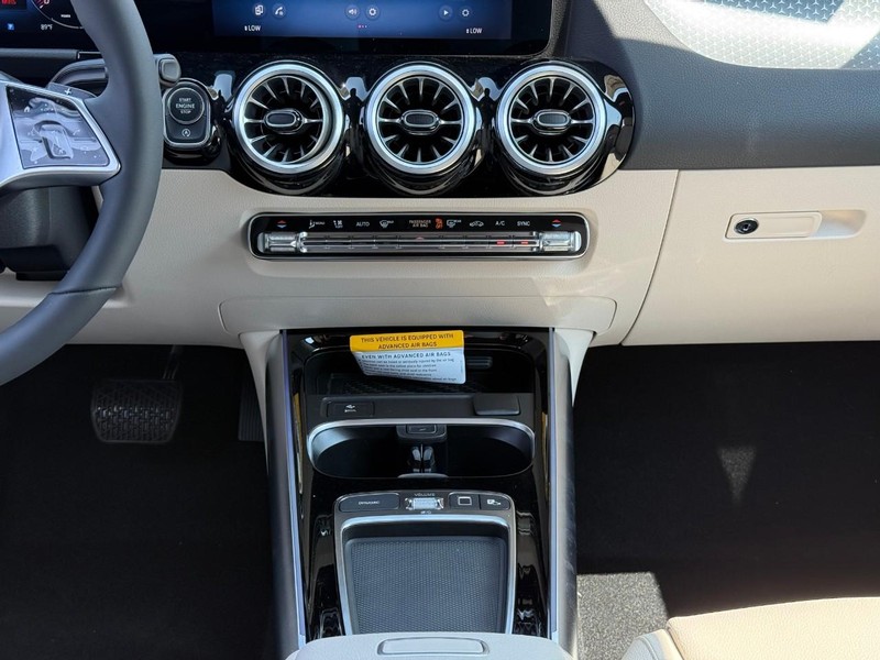 Mercedes-Benz GLA Vehicle Full-screen Gallery Image 11