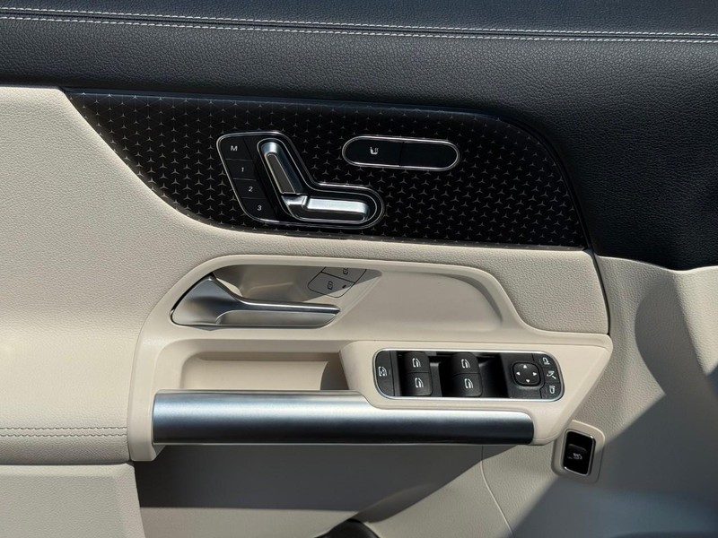 Mercedes-Benz GLA Vehicle Full-screen Gallery Image 12