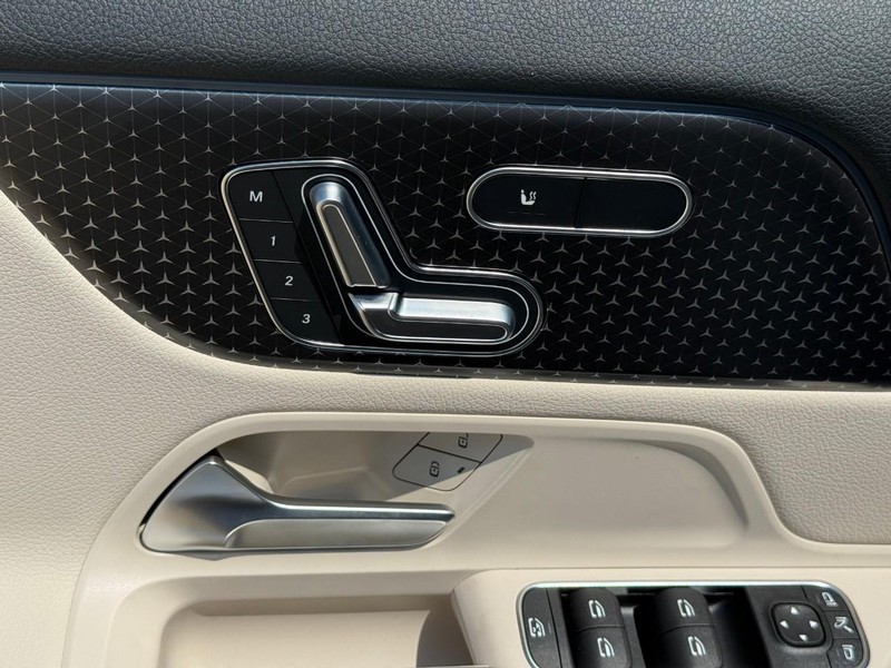 Mercedes-Benz GLA Vehicle Full-screen Gallery Image 13