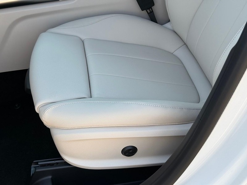 Mercedes-Benz GLA Vehicle Full-screen Gallery Image 14