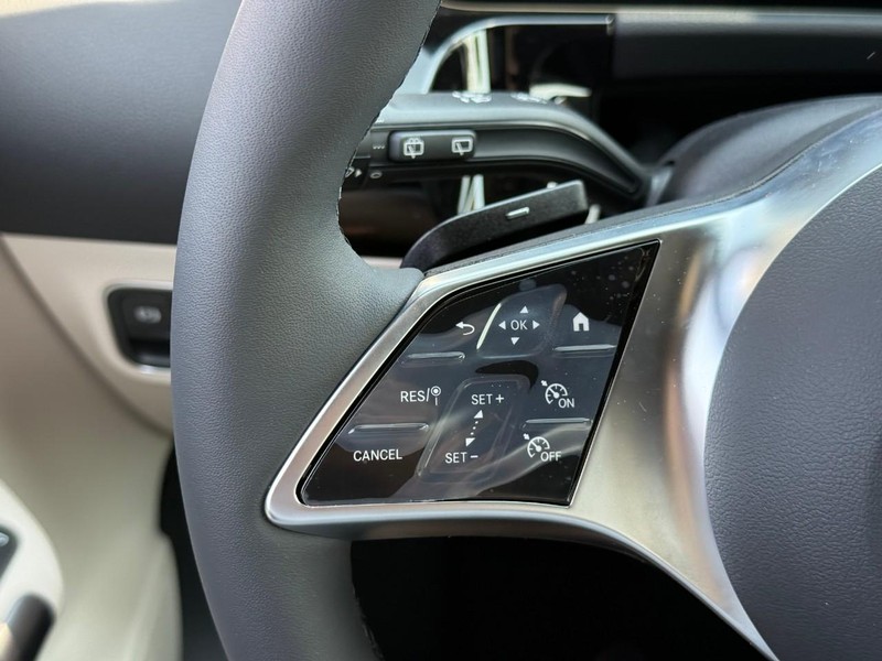 Mercedes-Benz GLA Vehicle Full-screen Gallery Image 15