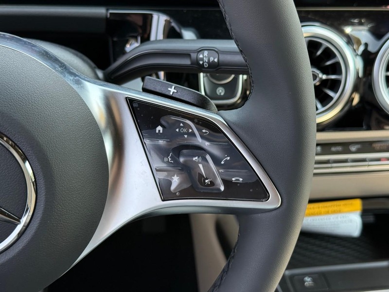 Mercedes-Benz GLA Vehicle Full-screen Gallery Image 16