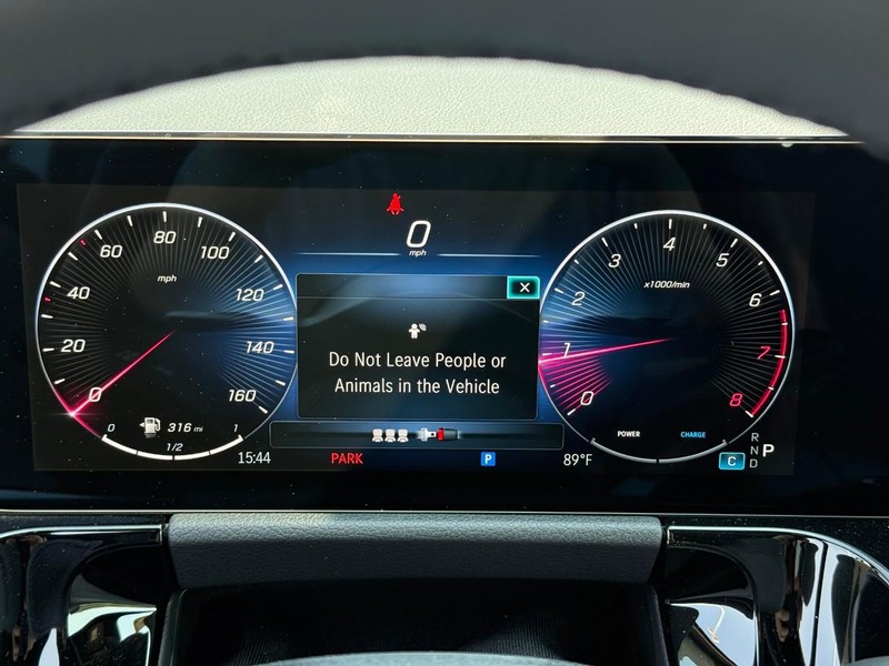 Mercedes-Benz GLA Vehicle Full-screen Gallery Image 17