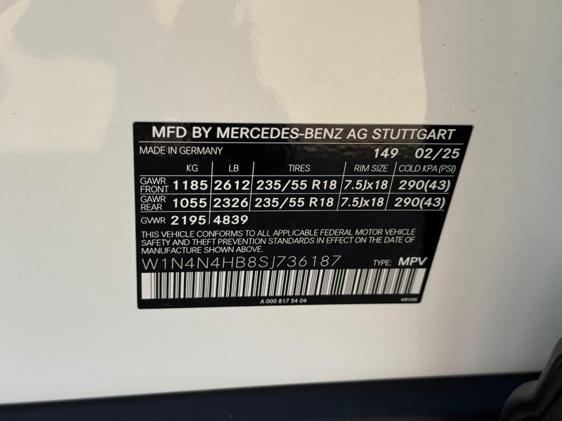 Mercedes-Benz GLA Vehicle Full-screen Gallery Image 19