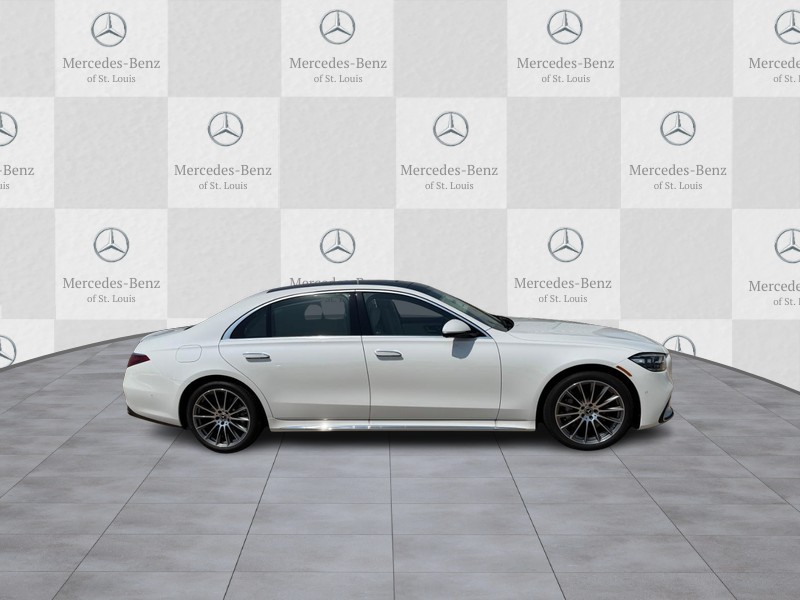 Mercedes-Benz S-Class Vehicle Full-screen Gallery Image 2