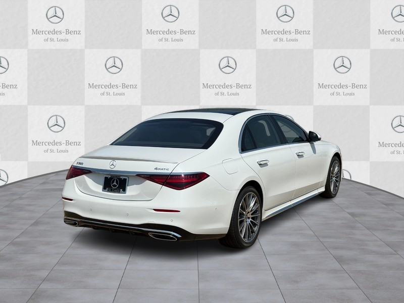 Mercedes-Benz S-Class Vehicle Full-screen Gallery Image 3