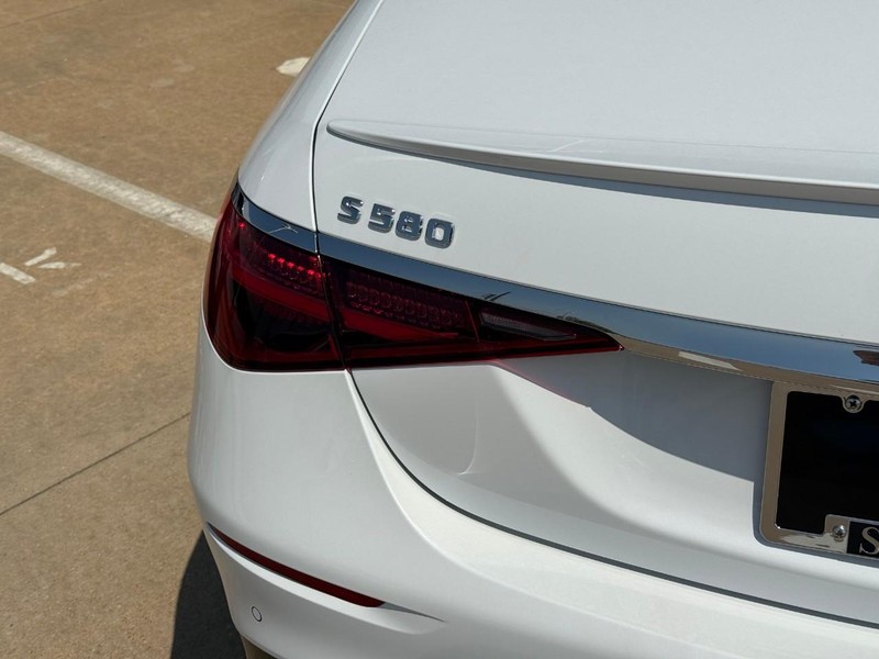 Mercedes-Benz S-Class Vehicle Full-screen Gallery Image 4