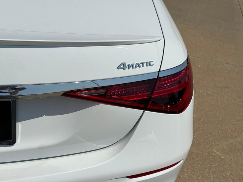 Mercedes-Benz S-Class Vehicle Full-screen Gallery Image 5