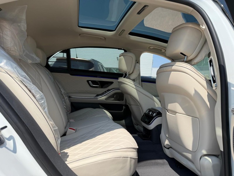 Mercedes-Benz S-Class Vehicle Full-screen Gallery Image 6