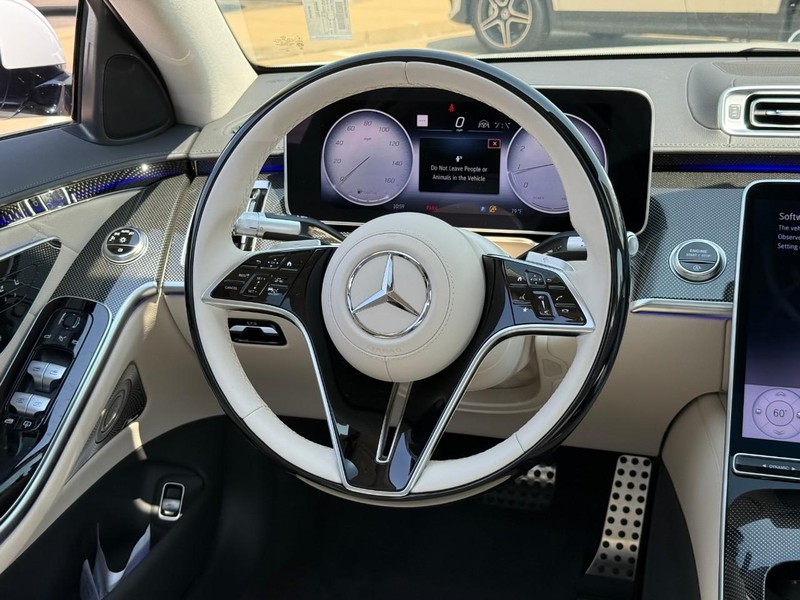 Mercedes-Benz S-Class Vehicle Full-screen Gallery Image 8