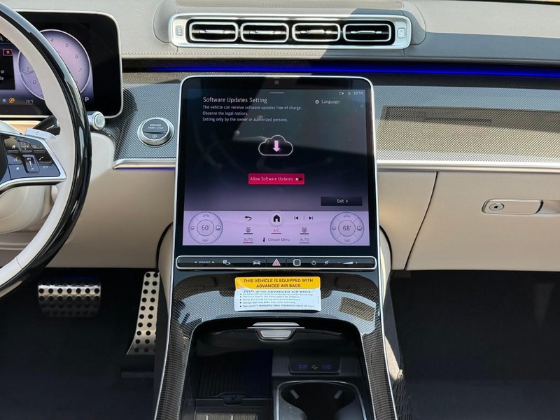 Mercedes-Benz S-Class Vehicle Full-screen Gallery Image 9