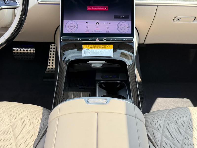 Mercedes-Benz S-Class Vehicle Full-screen Gallery Image 10