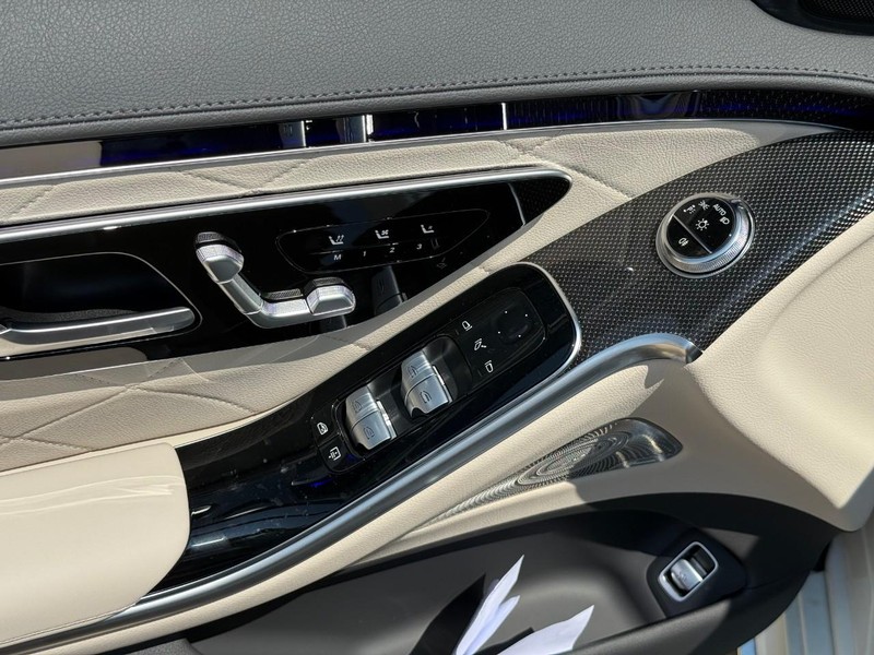 Mercedes-Benz S-Class Vehicle Full-screen Gallery Image 11