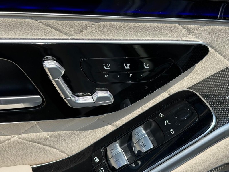 Mercedes-Benz S-Class Vehicle Full-screen Gallery Image 12