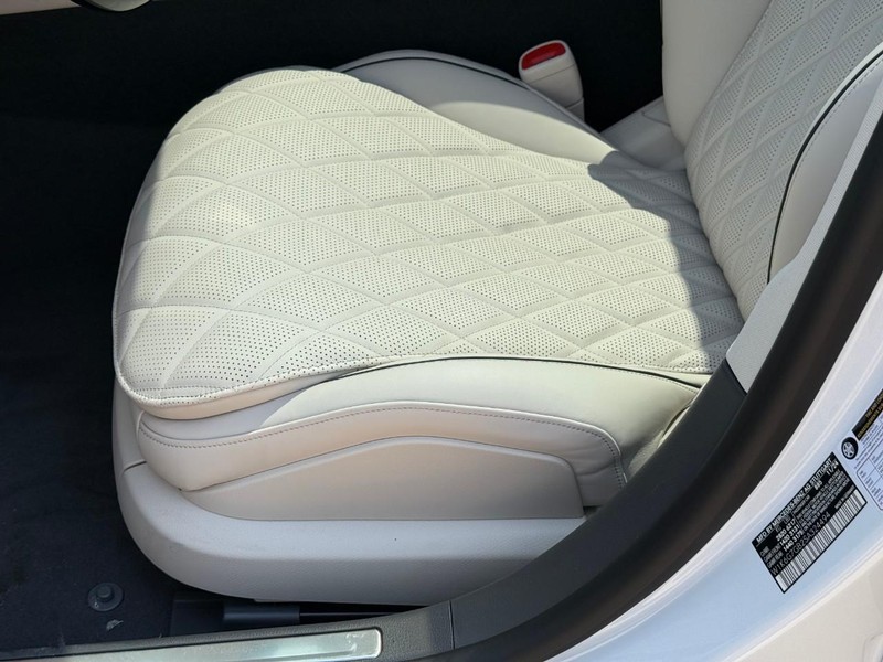 Mercedes-Benz S-Class Vehicle Full-screen Gallery Image 13