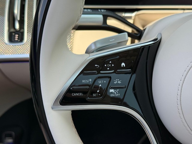 Mercedes-Benz S-Class Vehicle Full-screen Gallery Image 14