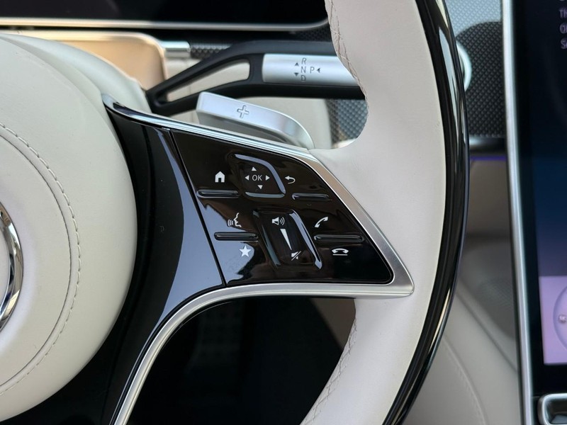 Mercedes-Benz S-Class Vehicle Full-screen Gallery Image 15