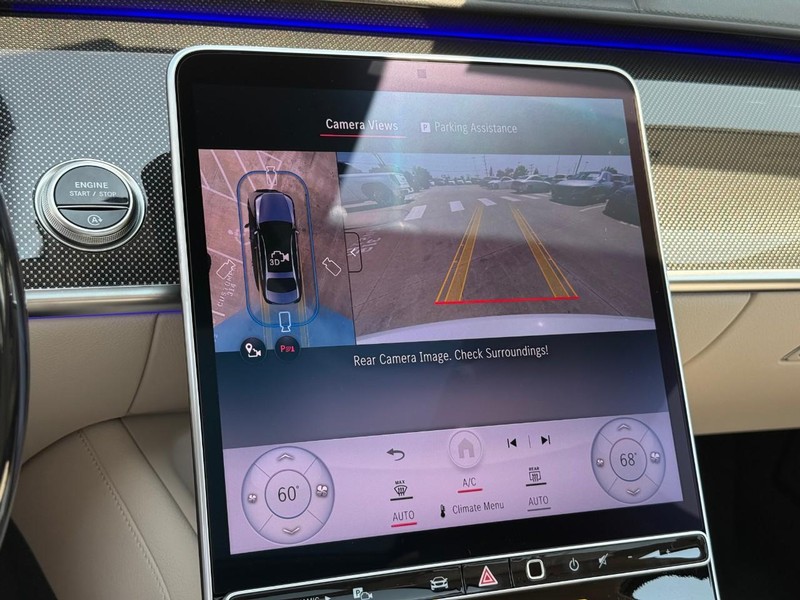 Mercedes-Benz S-Class Vehicle Full-screen Gallery Image 16