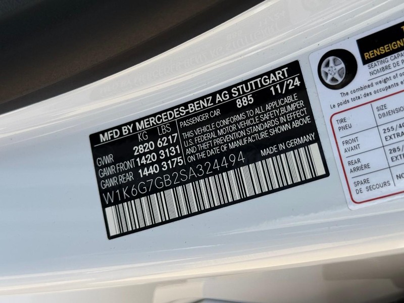 Mercedes-Benz S-Class Vehicle Full-screen Gallery Image 17