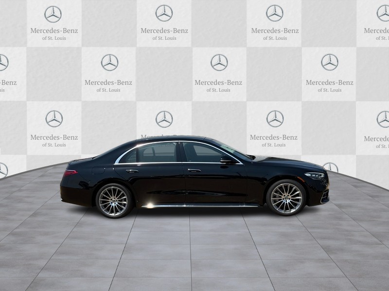 Mercedes-Benz S-Class Vehicle Full-screen Gallery Image 2