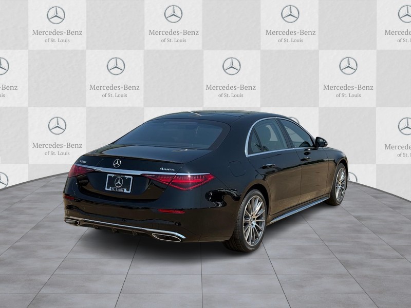 Mercedes-Benz S-Class Vehicle Full-screen Gallery Image 3