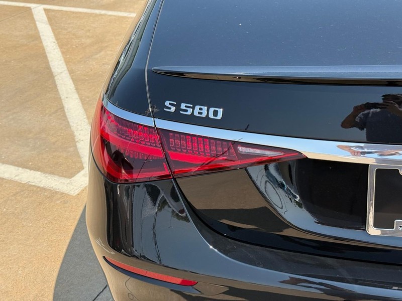 Mercedes-Benz S-Class Vehicle Full-screen Gallery Image 4