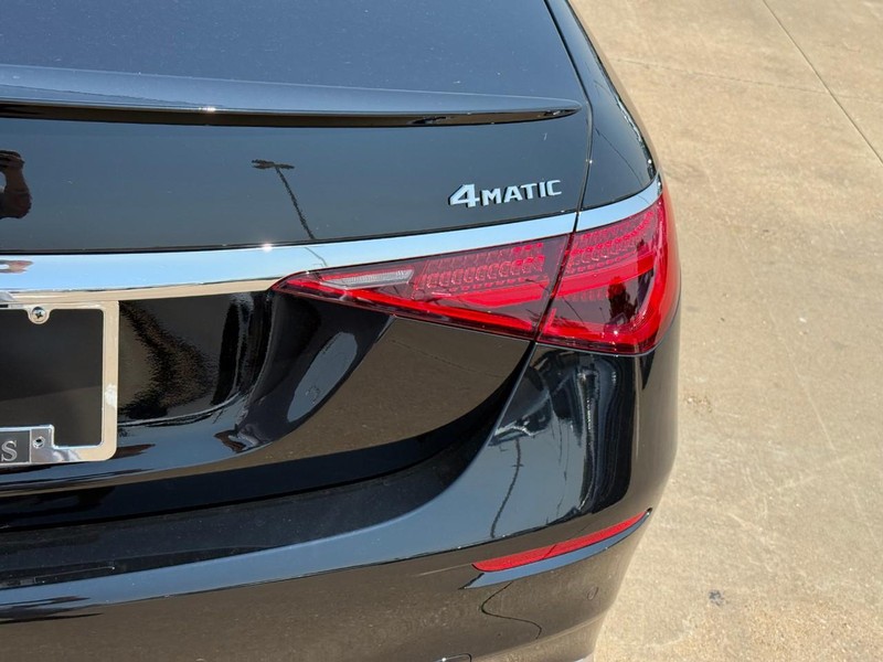 Mercedes-Benz S-Class Vehicle Full-screen Gallery Image 5