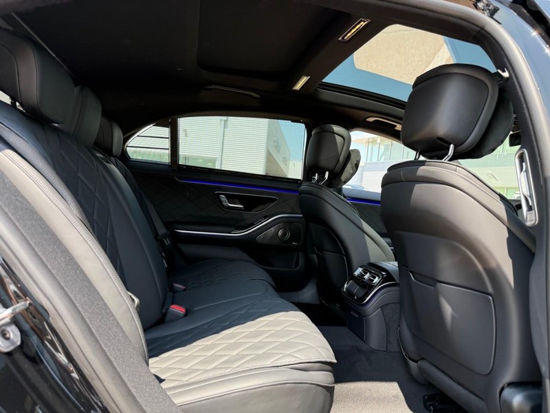 Mercedes-Benz S-Class Vehicle Full-screen Gallery Image 6