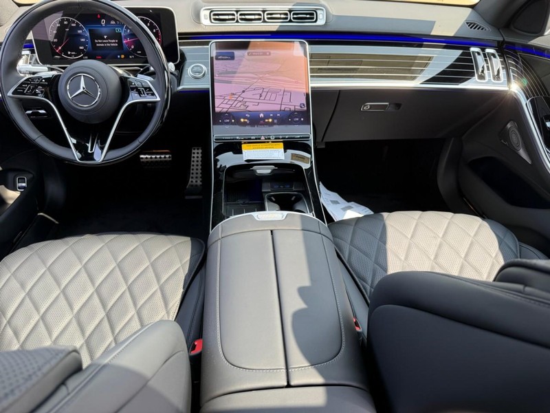 Mercedes-Benz S-Class Vehicle Full-screen Gallery Image 7