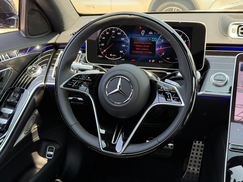 Mercedes-Benz S-Class Vehicle Full-screen Gallery Image 8