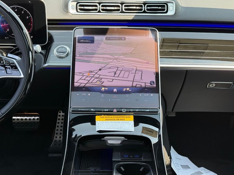 Mercedes-Benz S-Class Vehicle Full-screen Gallery Image 9