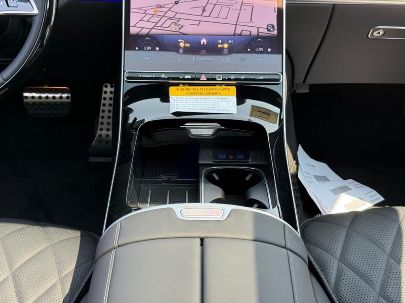 Mercedes-Benz S-Class Vehicle Full-screen Gallery Image 10