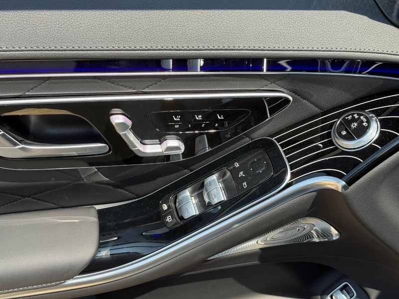 Mercedes-Benz S-Class Vehicle Full-screen Gallery Image 11