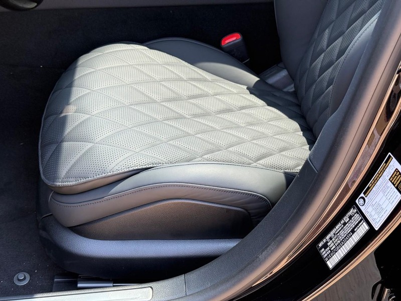 Mercedes-Benz S-Class Vehicle Full-screen Gallery Image 12