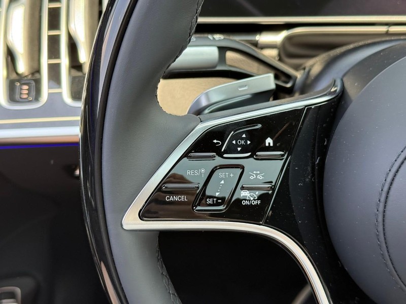 Mercedes-Benz S-Class Vehicle Full-screen Gallery Image 13