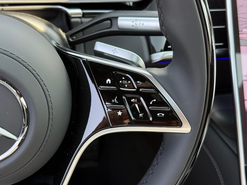 Mercedes-Benz S-Class Vehicle Full-screen Gallery Image 14