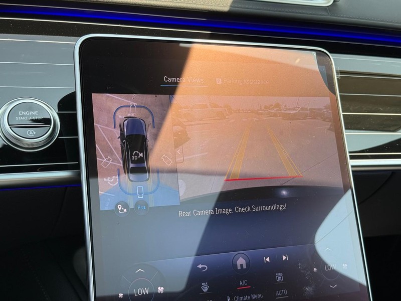 Mercedes-Benz S-Class Vehicle Full-screen Gallery Image 15