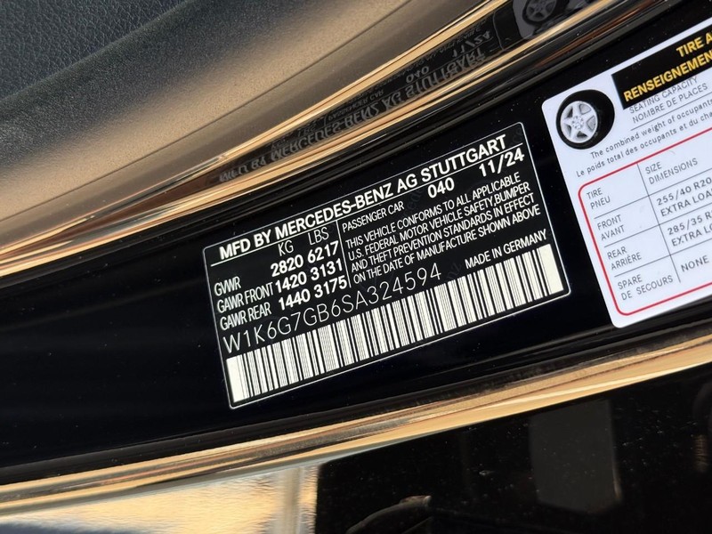 Mercedes-Benz S-Class Vehicle Full-screen Gallery Image 16