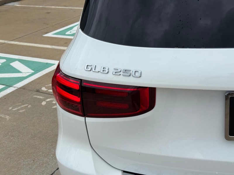 Mercedes-Benz GLB Vehicle Full-screen Gallery Image 4