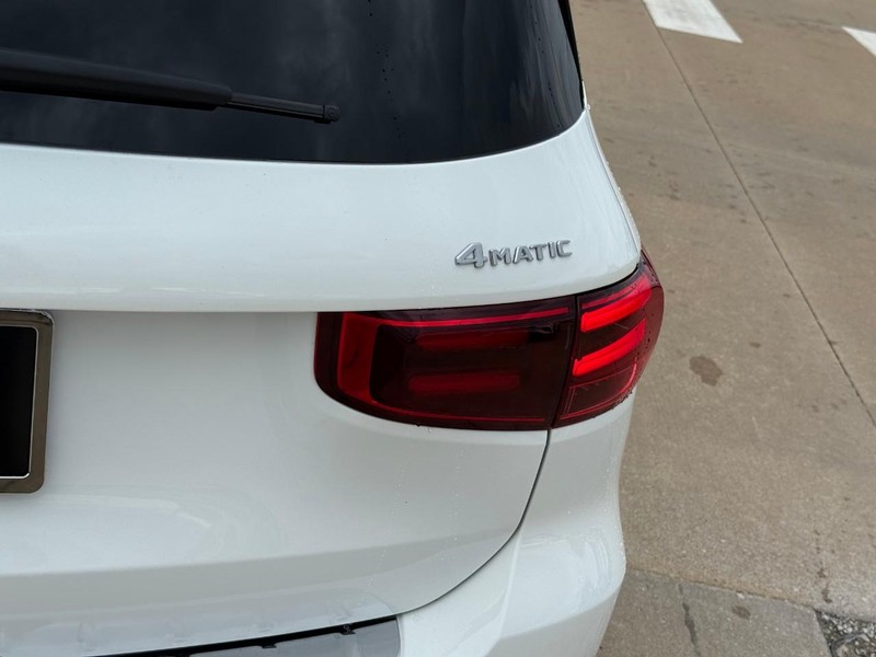 Mercedes-Benz GLB Vehicle Full-screen Gallery Image 5