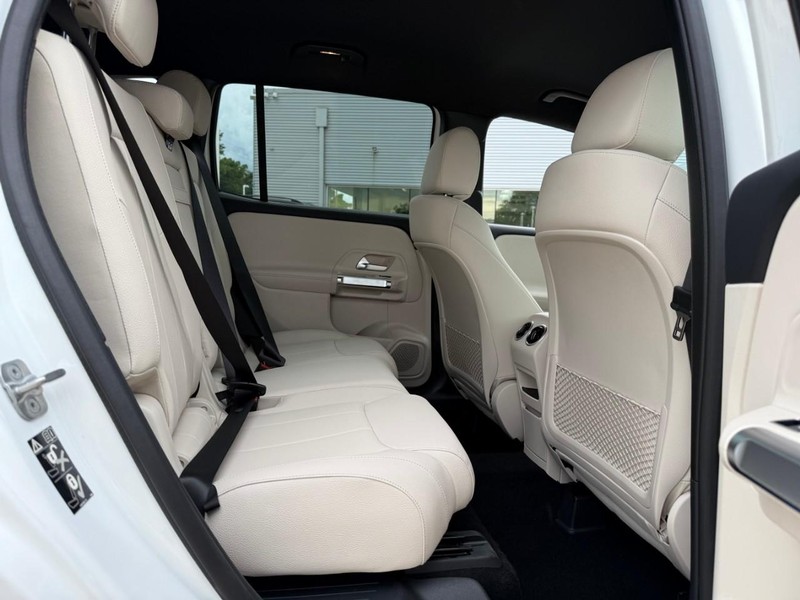 Mercedes-Benz GLB Vehicle Full-screen Gallery Image 6