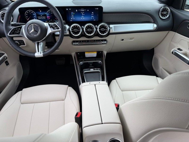 Mercedes-Benz GLB Vehicle Full-screen Gallery Image 7