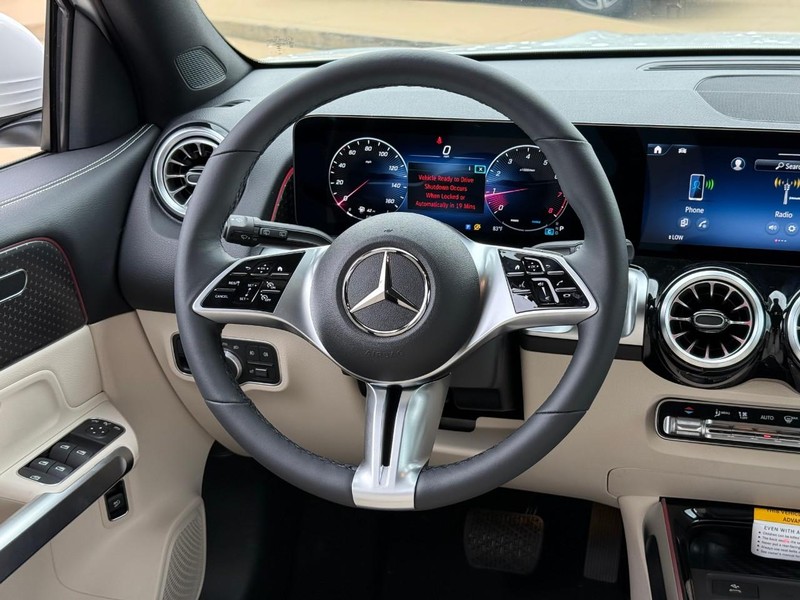 Mercedes-Benz GLB Vehicle Full-screen Gallery Image 8