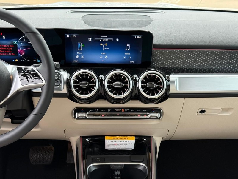 Mercedes-Benz GLB Vehicle Full-screen Gallery Image 9